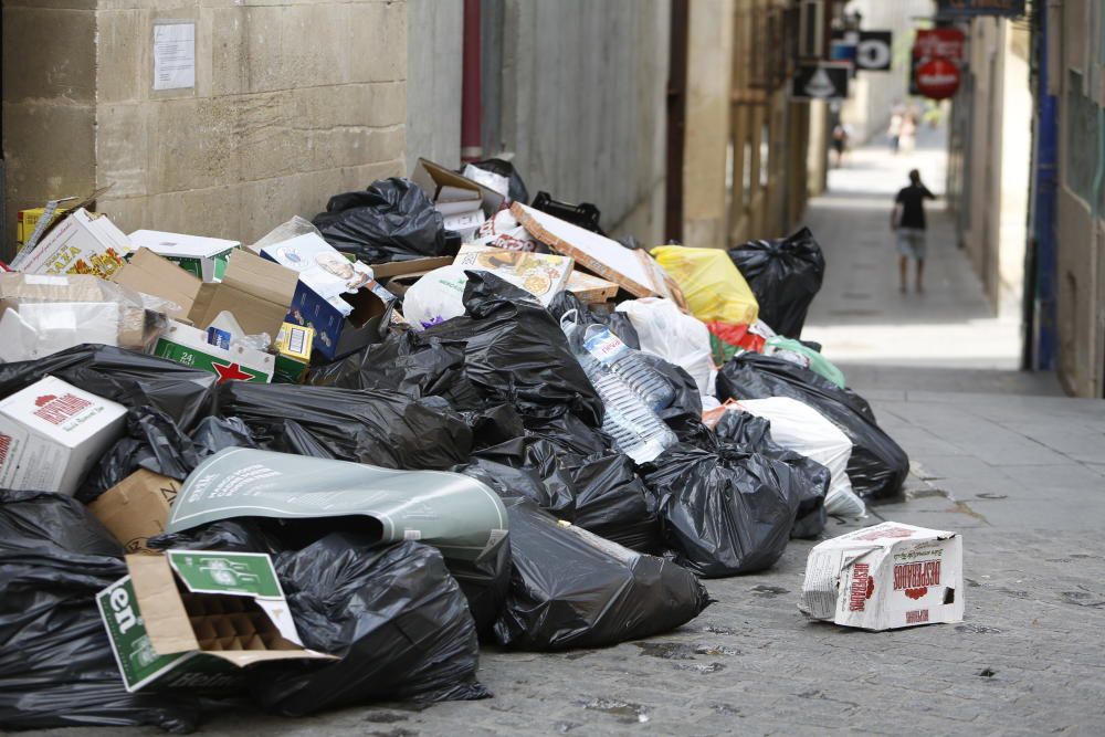 La basura vuelve a acumularse tras la segunda noche de huelga