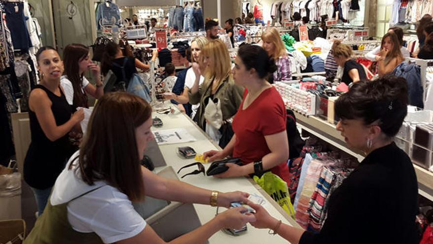 Clientas en un comercio de ropa de Vigo, esta mañana. // Marta G. Brea