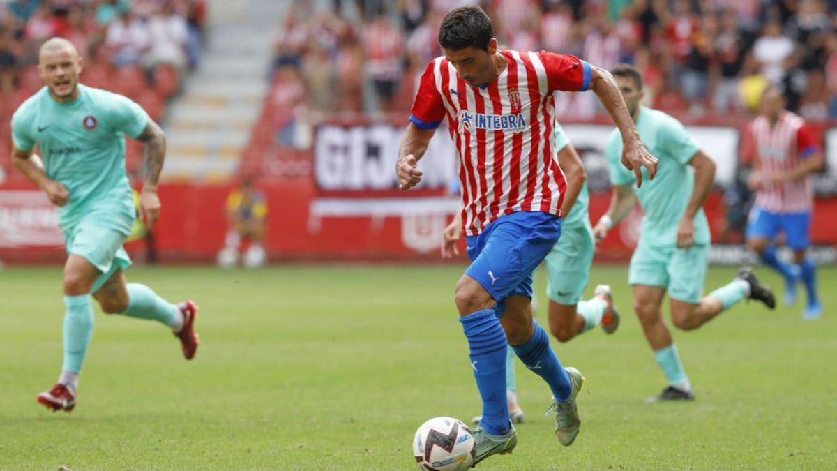 José Ángel conduce el balón en la acción del primer gol ante el Andorra. | Marcos León
