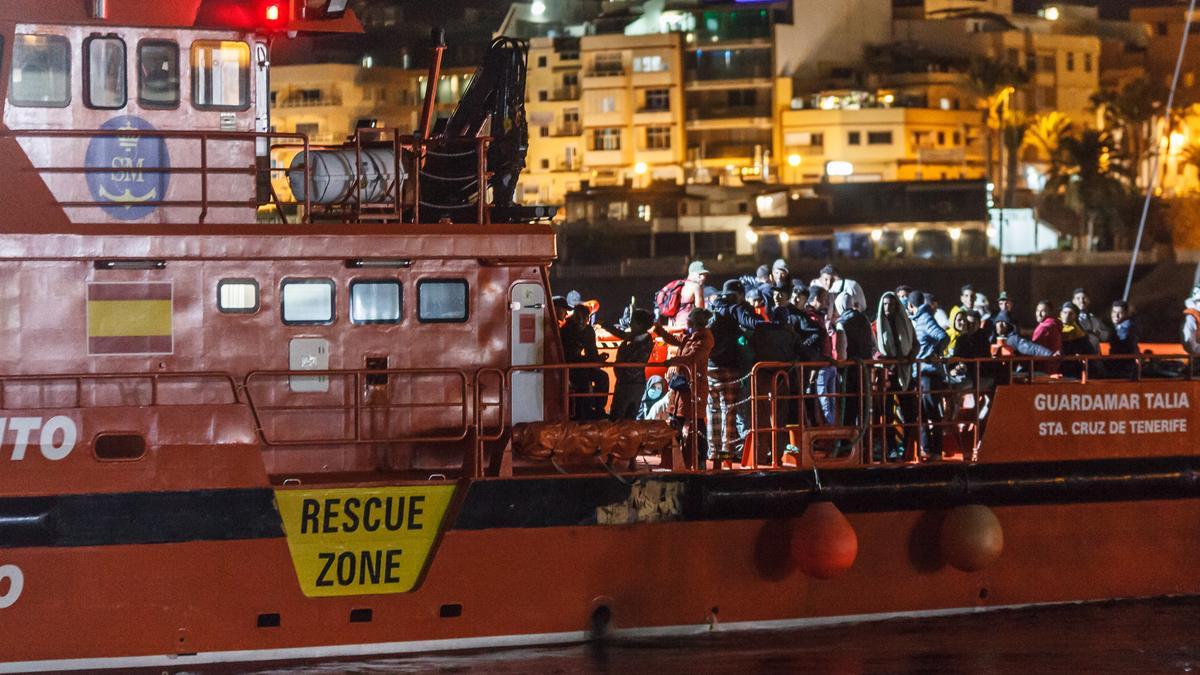 Archivo - La Salvamar Talía llega al puerto de Arguineguín con varios migrantes