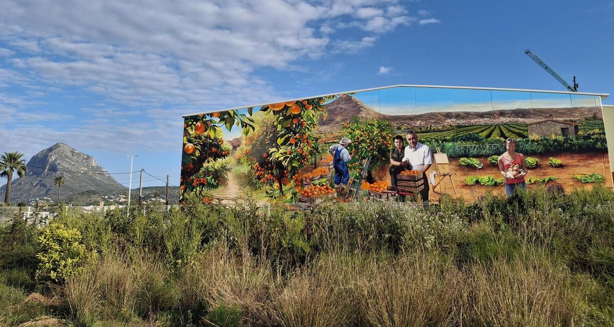 El mural ha salvado una pared anodina. Es un retazo de paisaje en el horizonte del Montgó y el Pla agrícola de Xàbia