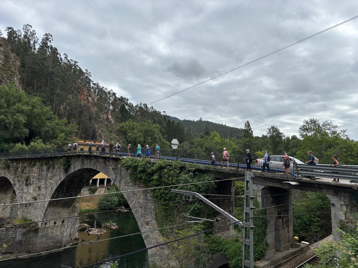 El paso del grupo por el puente de Peñaflor.