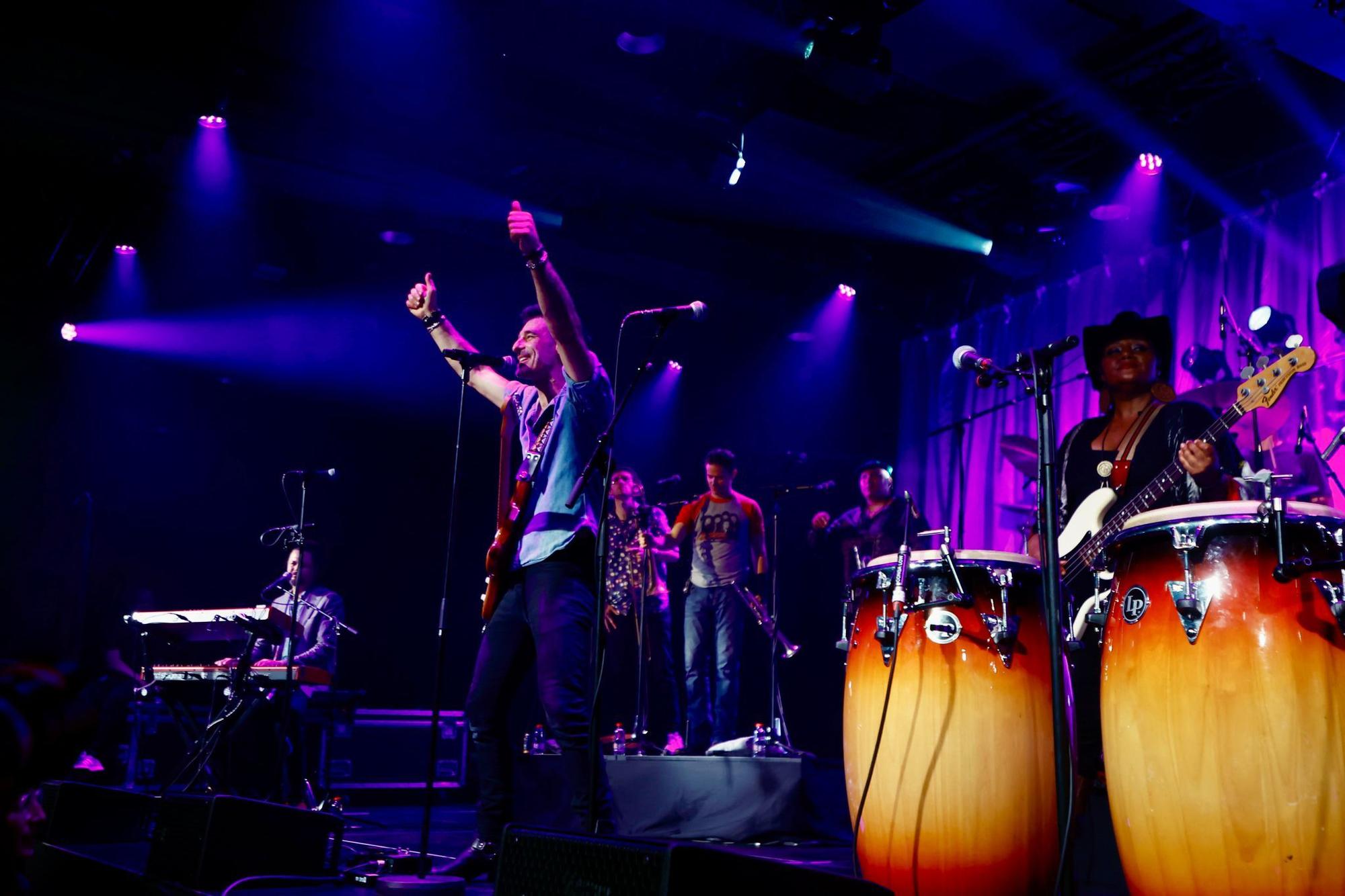 El auditorio del Roig Arena abre sus puertas con el universo de The Cat Empire