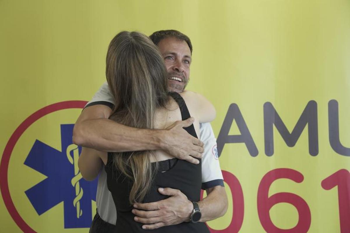 El técnico Sergio Marne abraza a Pilar, una madre eternamente agradecida.