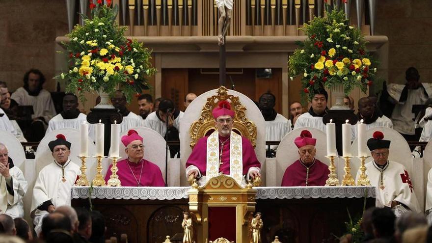 El patriarca de Jerusalén, Pierbattista Pizzaballa, oficia una misa de Navidad en la Iglesia de la Natividad de Jerusalén.