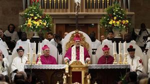 El patriarca de Jerusalén, Pierbattista Pizzaballa, oficia una misa de Navidad en la Iglesia de la Natividad de Jerusalén. /