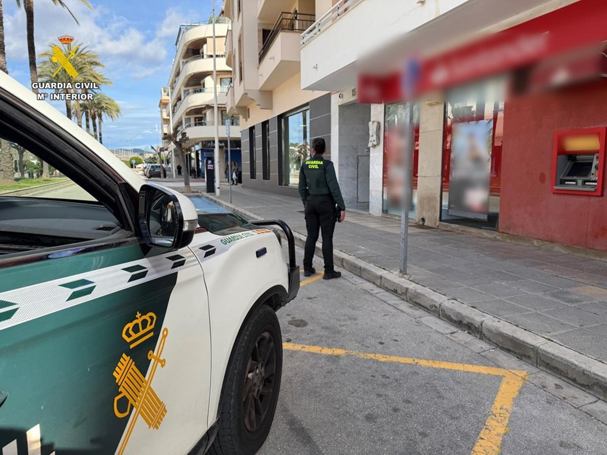 Una agente, en la calle de las entidades bancarias de Moraira