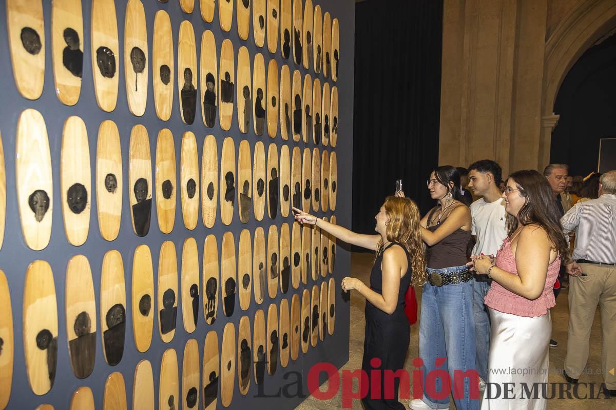 Así es la exposición &#039;Los Asomados&#039; de Lidó Rico, que llega a Caravaca en su Año Jubilar