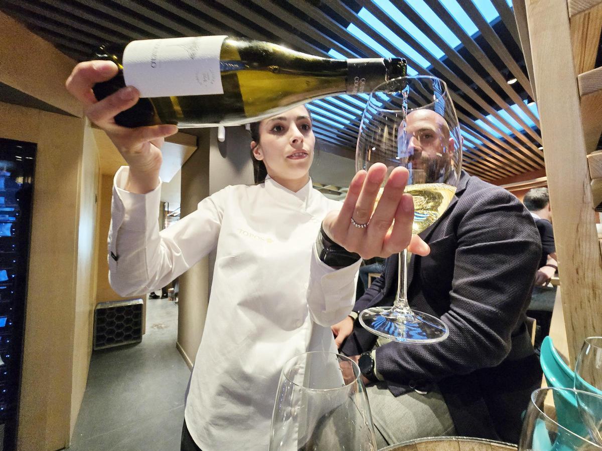 Laura, encargada de la vinoteca Topos, sirviendo una copa de vino.
