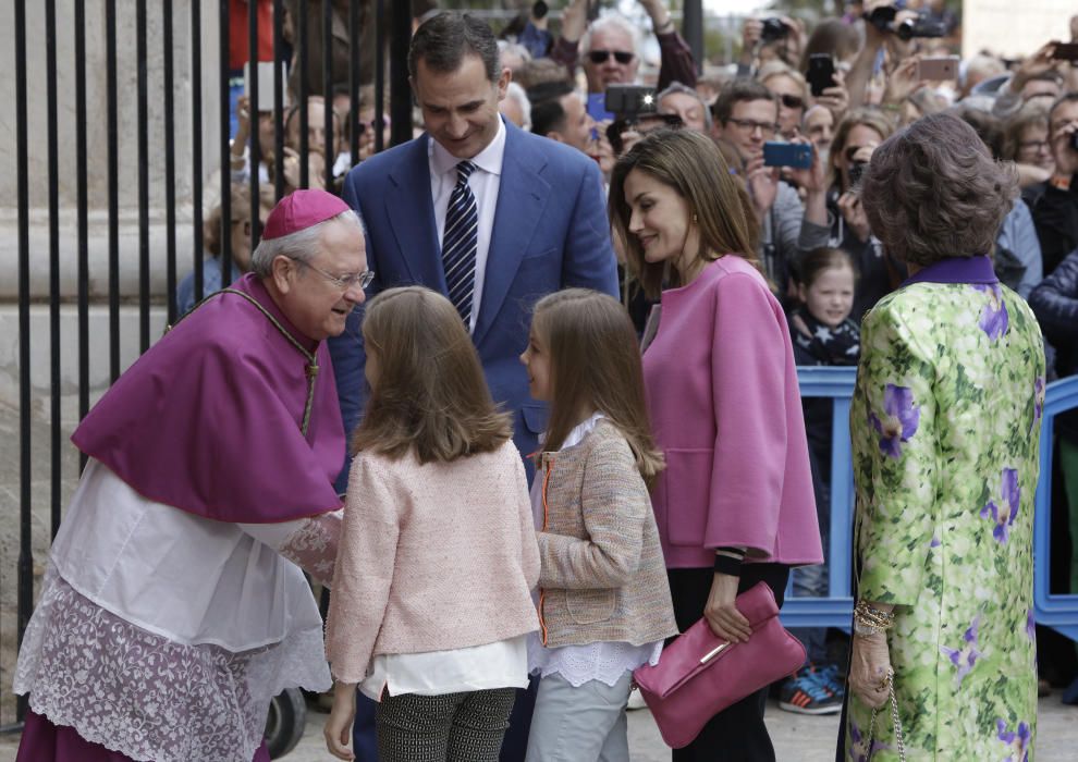 Los Reyes asisten a la misa de Pascua