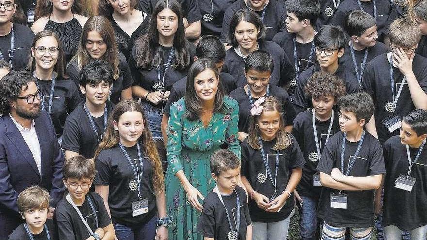 La Reina, con Zapico y los alumnos de los cursos de verano, en el claustro del Arqueológico. // Miki López