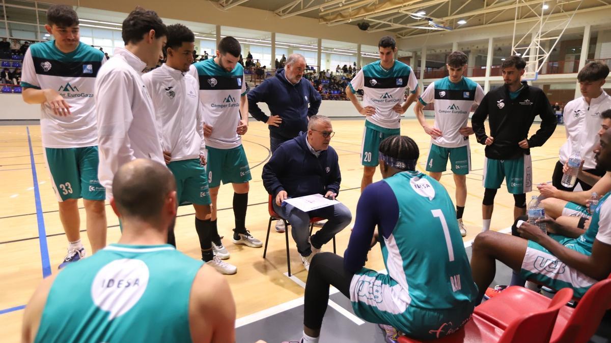 Rafa Gomáriz da instrucciones en un tiempo muerto del UCB de la pasada temporada.