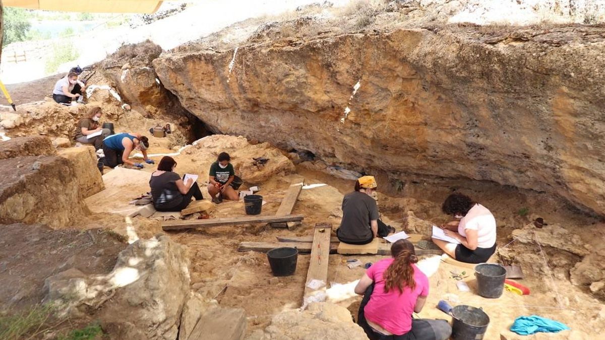Excavar el Atapuerca madrileño: un nuevo yacimiento busca neandertales en Pinilla del Valle