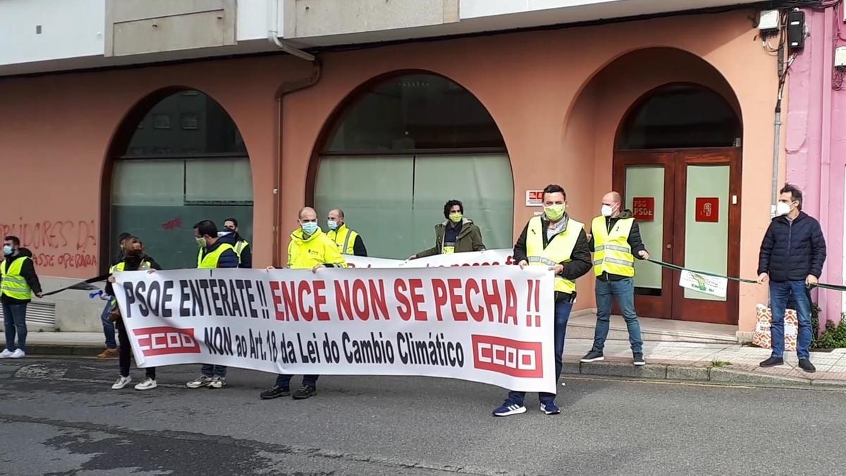 Protesta de los trabajadores de Ence ante la sede del PSOE en Pontevedra