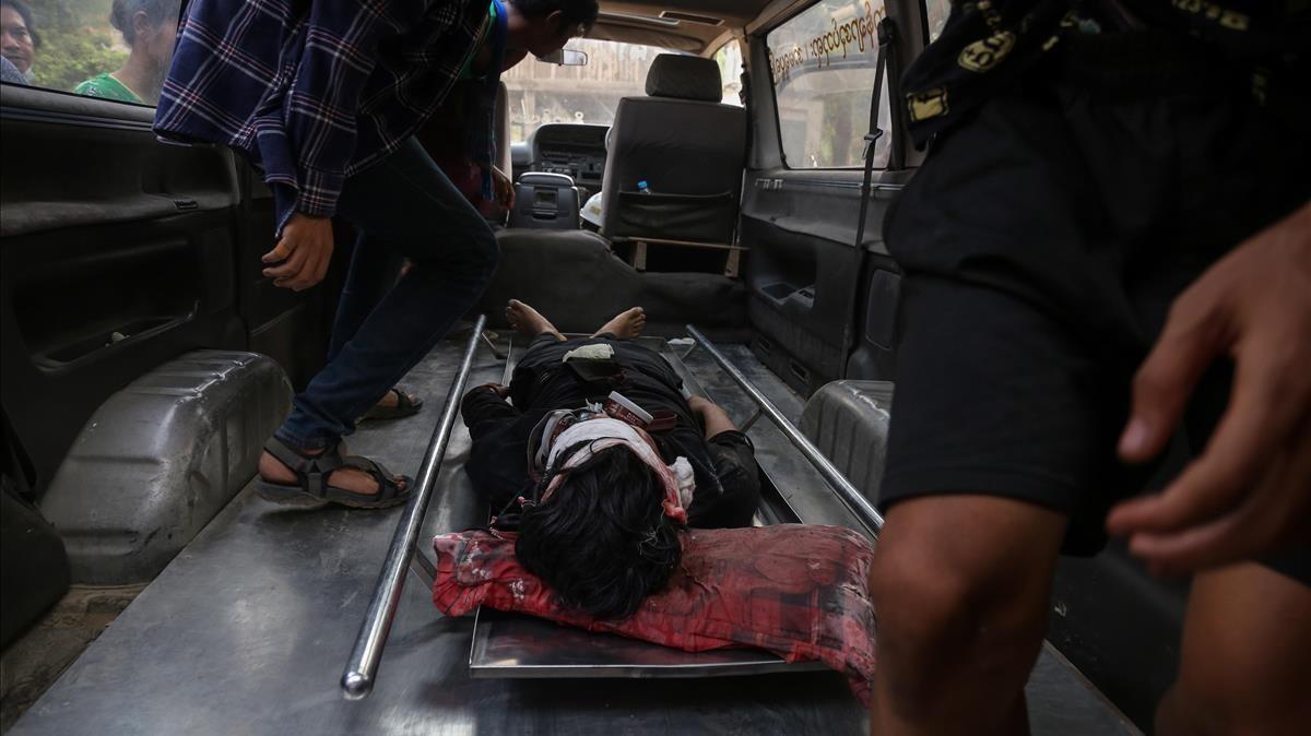 El cuerpo sin vida de Hein Thant, un joven de 18 años, alcanzado por una bala represora de los militares birmanos el 27 de marzo en Mandalay (Birmania).