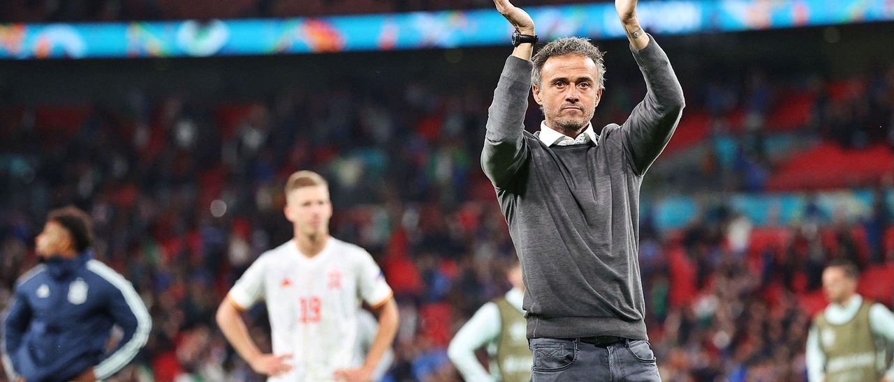Luis Enrique aplaude al público tras el partido en Wembley. | // REUTERS