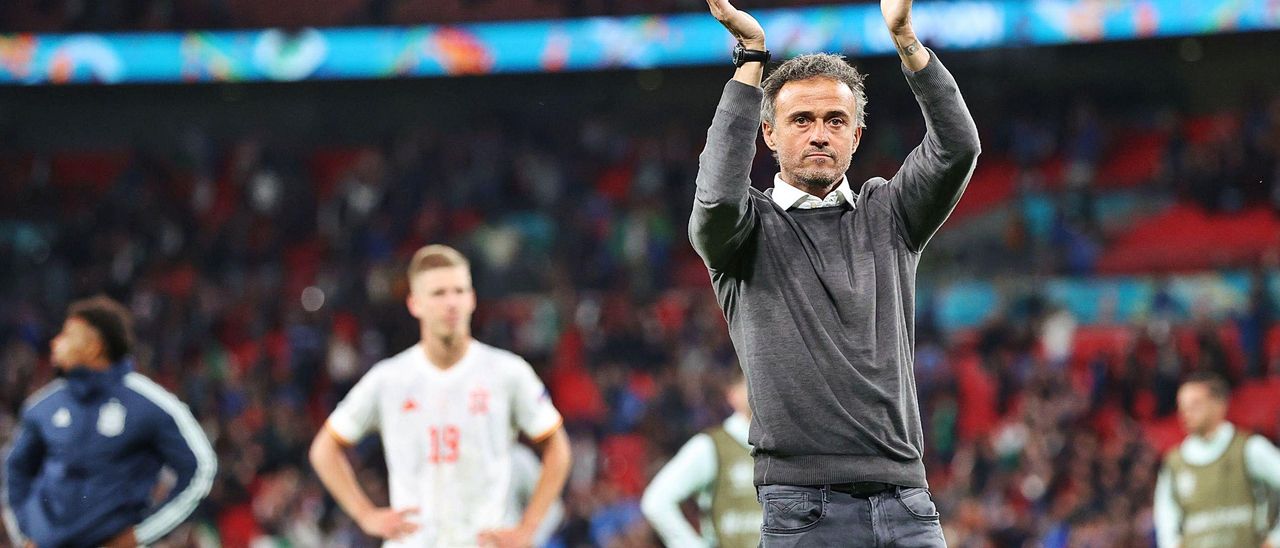 Luis Enrique aplaude al público tras el partido en Wembley. |  // REUTERS