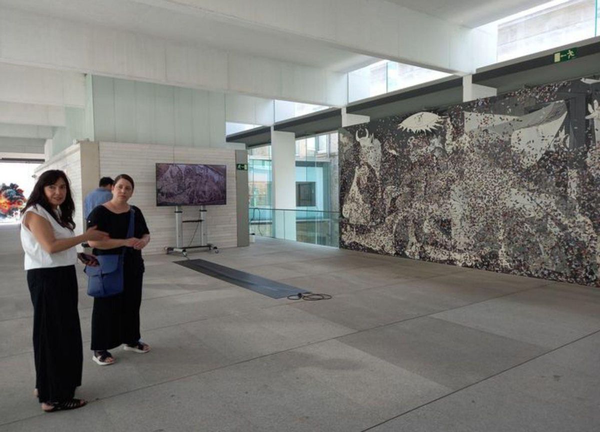 Fritzia Irízar junto a su obra sobre el Guernika.