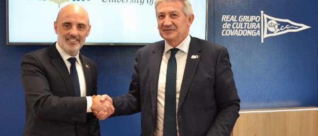 Antonio Corripio (izquierda) y Santiago García Granda, durante el acto de la firma del convenio.