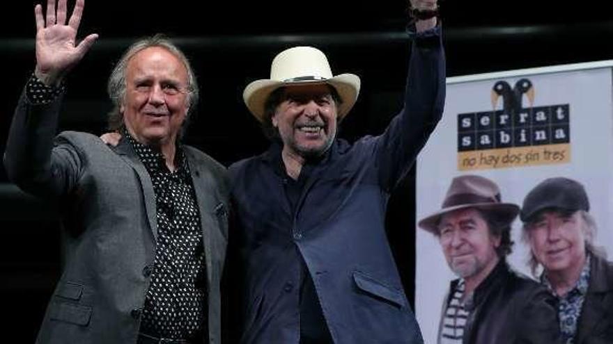 Joan Manuel Serrat y Joaquín Sabina, ayer, en Ciudad de México. // Efe