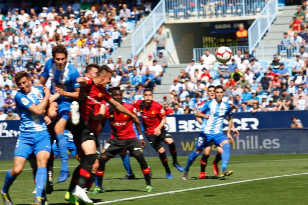 Un tanto de Leo Suárez a cinco minutos del final le da la victoria y los tres puntos al RCD Mallorca en su visita a La Rosaleda, en un duelo de aspirantes al ascenso a Primera División que comenzaban la jornada empatados a puntos.