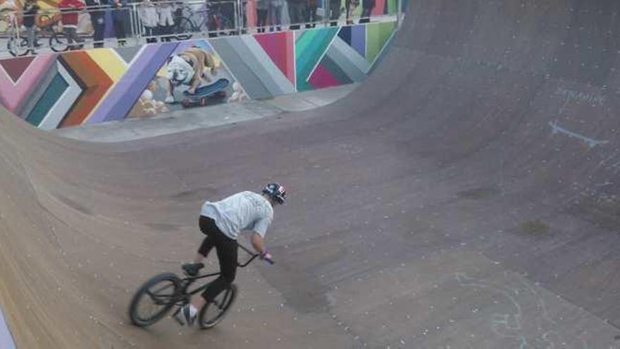 Imagen de una de las exhibiciones de los riders que se dieron cita ayer en el nuevo skatepark malagueño.