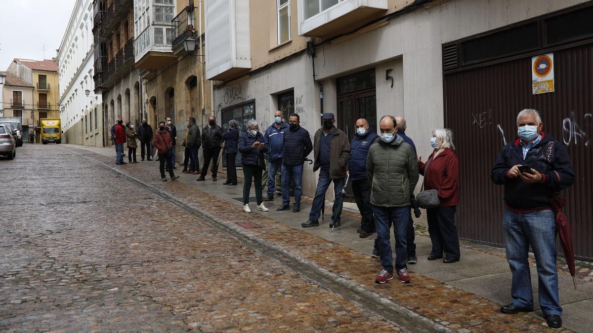 Colas para vacunarse a las puertas del Teatro Ramos Carrión de Zamora este viernes.