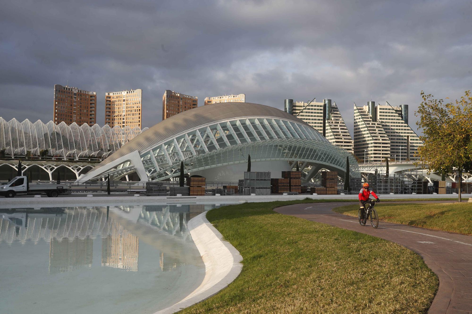 Montaje en la nueva ubicación de la meta de Maratón Valencia Trinidad Alfonso