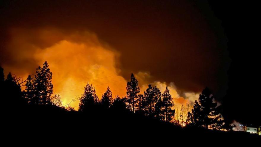 El incendio de La Palma pasa a nivel 2 y se desaloja por precaución a decenas de vecinos