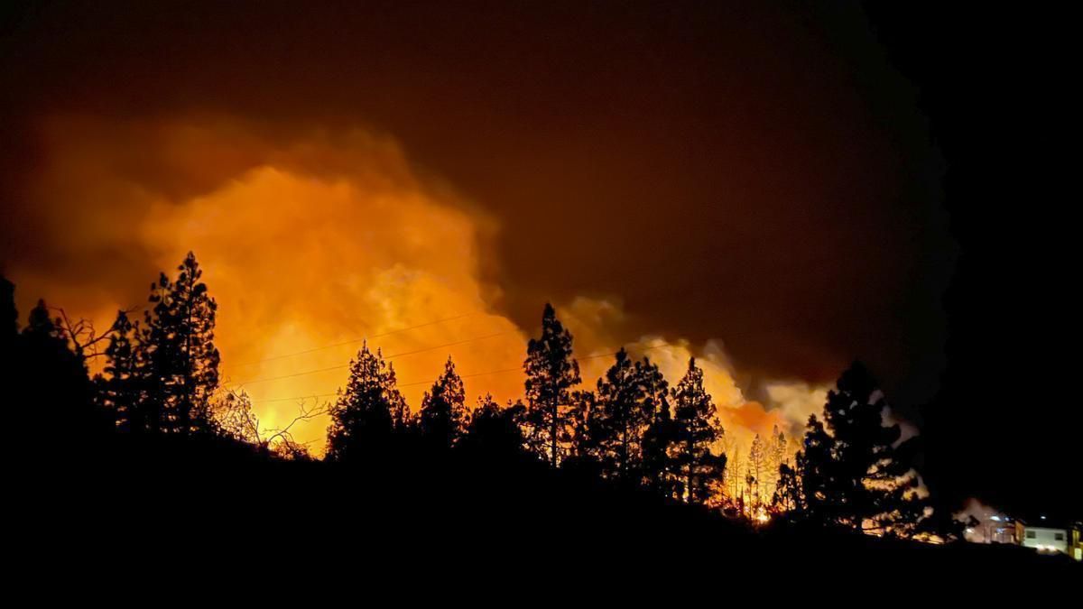 El incendio de La Palma pasa a nivel 2 y se desaloja por precaución a decenas de vecinos.