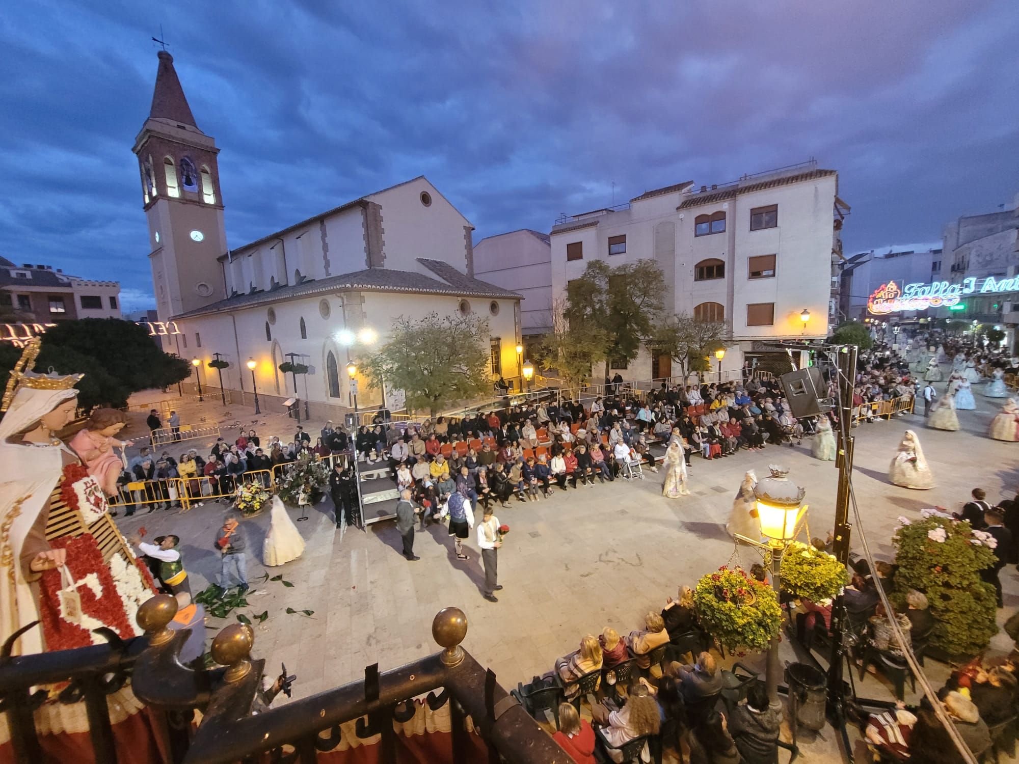 Las cuatro comisiones de l'Eliana ofrecen sus flores a la Virgen del Carmen