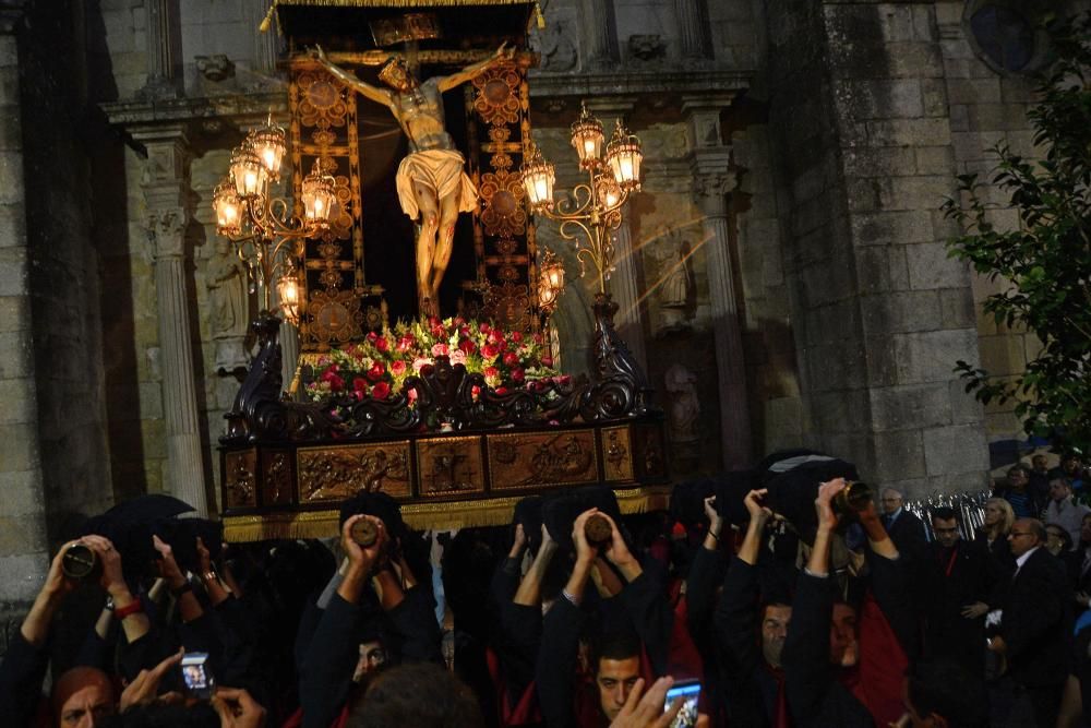 Recreacion de la Semana Santa de Cangas para el encuentro de cofradias que tuvo que ser acortado por las lluvias