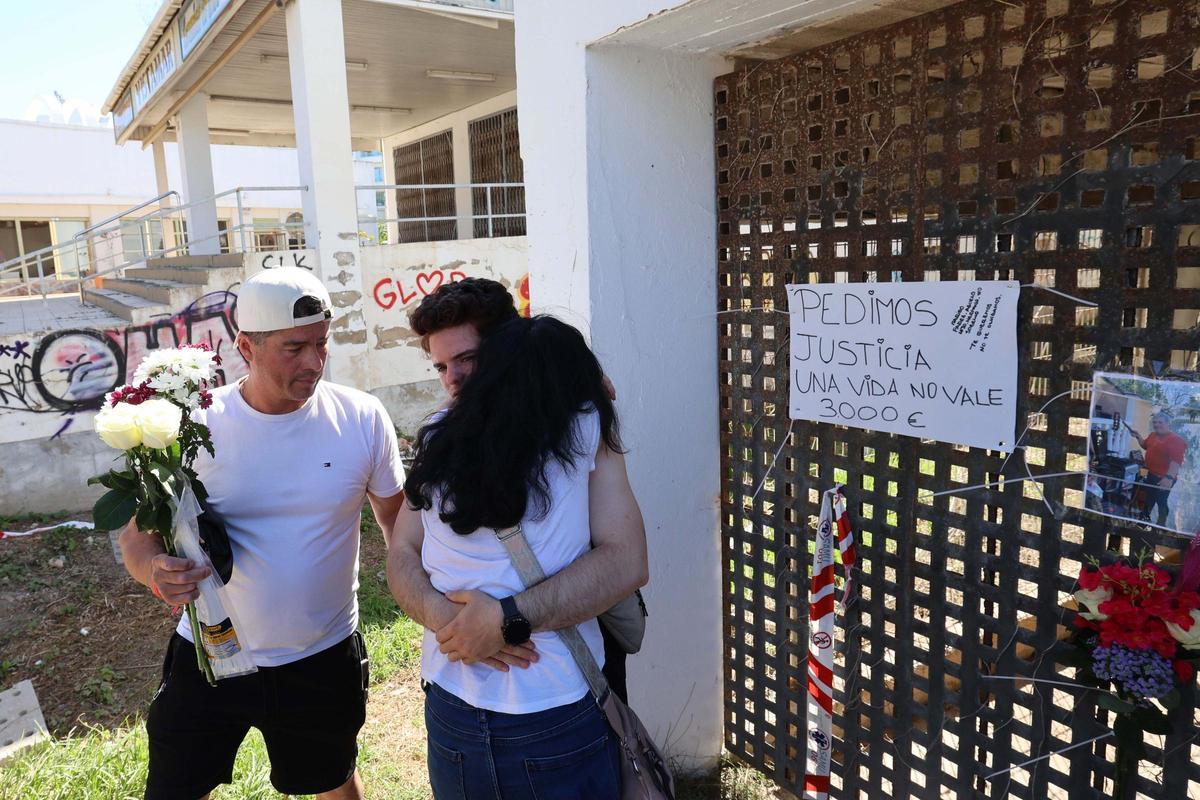 Homenaje al turista fallecido tras ser atropellado en Cala de Bou Homenaje al turista fallecido tras ser atropellado en Cala de Bou
