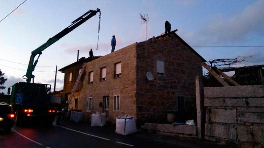 El temporal Hugo en Galicia | Un tornado en Cambados daña varias casas