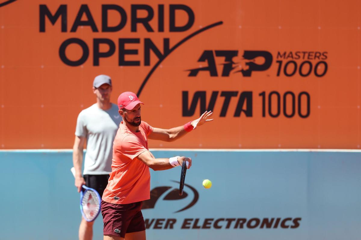 Novak Djokovic, este jueves, en su entrenamiento en las instalaciones del Mutua Madrid Open.