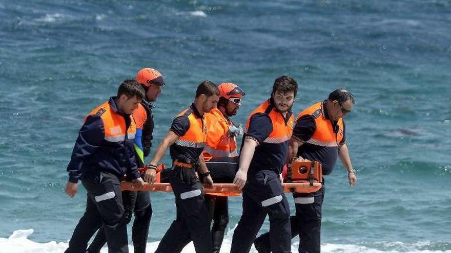 Voluntarios de Protección Civil en un simulacro en el Orzán.