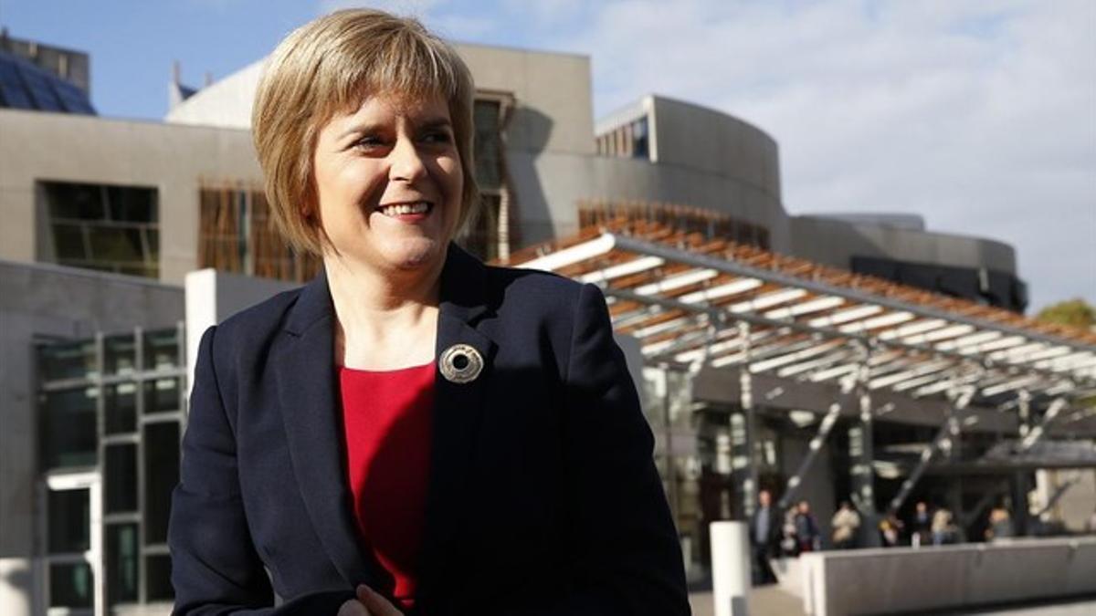 Sturgeon habla ante los medios frente al Parlamento escocés, este miércoles.