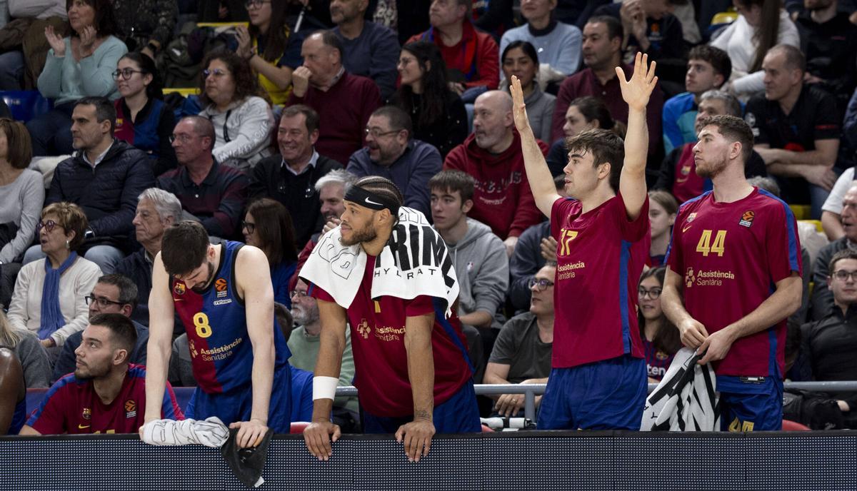 El banquillo celebra una canasta.