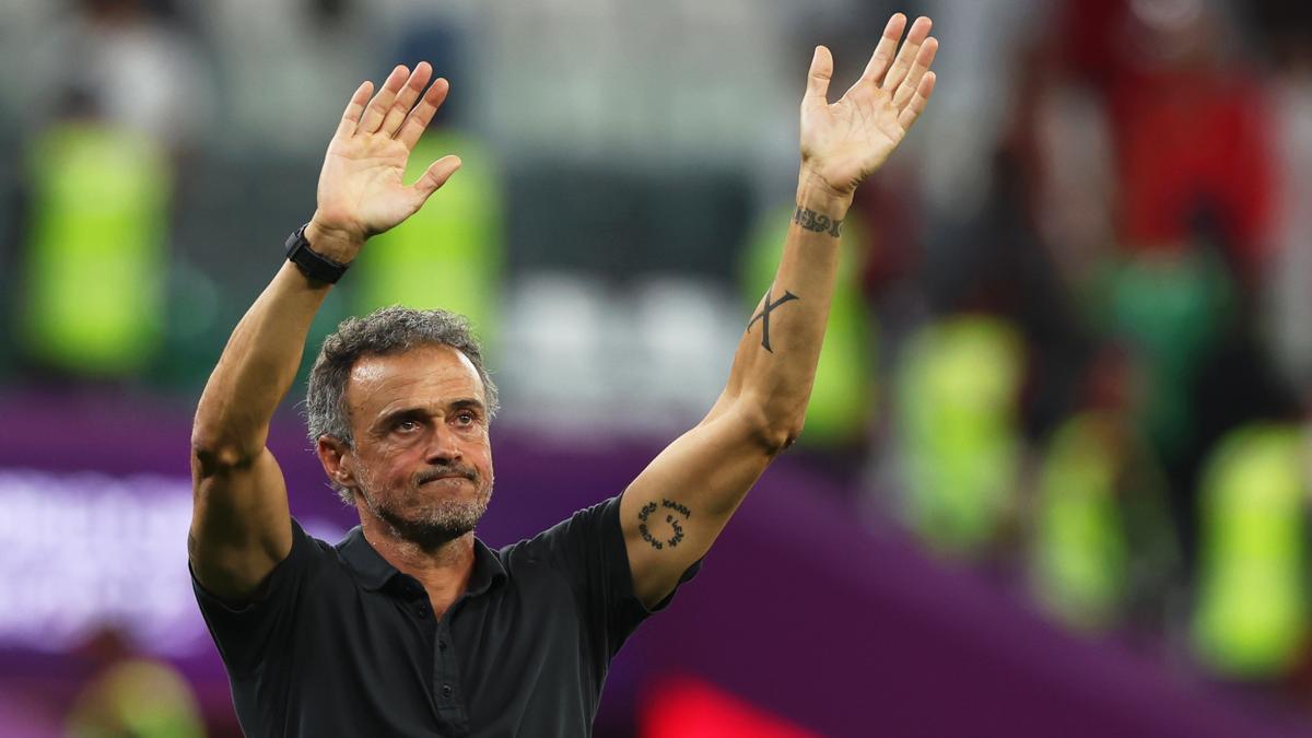 Luis Enrique se despide de la grada española tras la eliminación ante Marruecos.