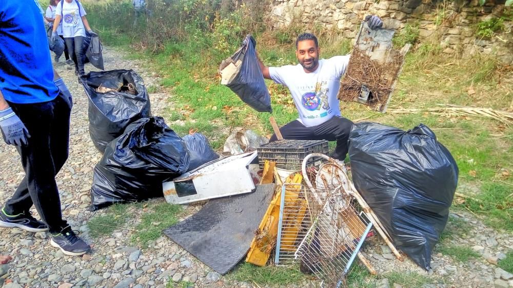 Voluntaris de la recollida a la riera de Llançà