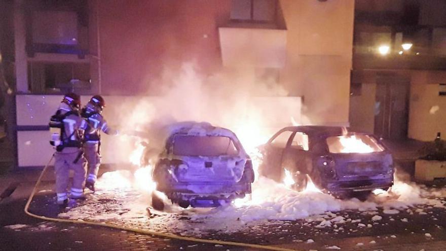 Labores de extinción de los dos coches que ardieron. |   // SEM OLEIROS