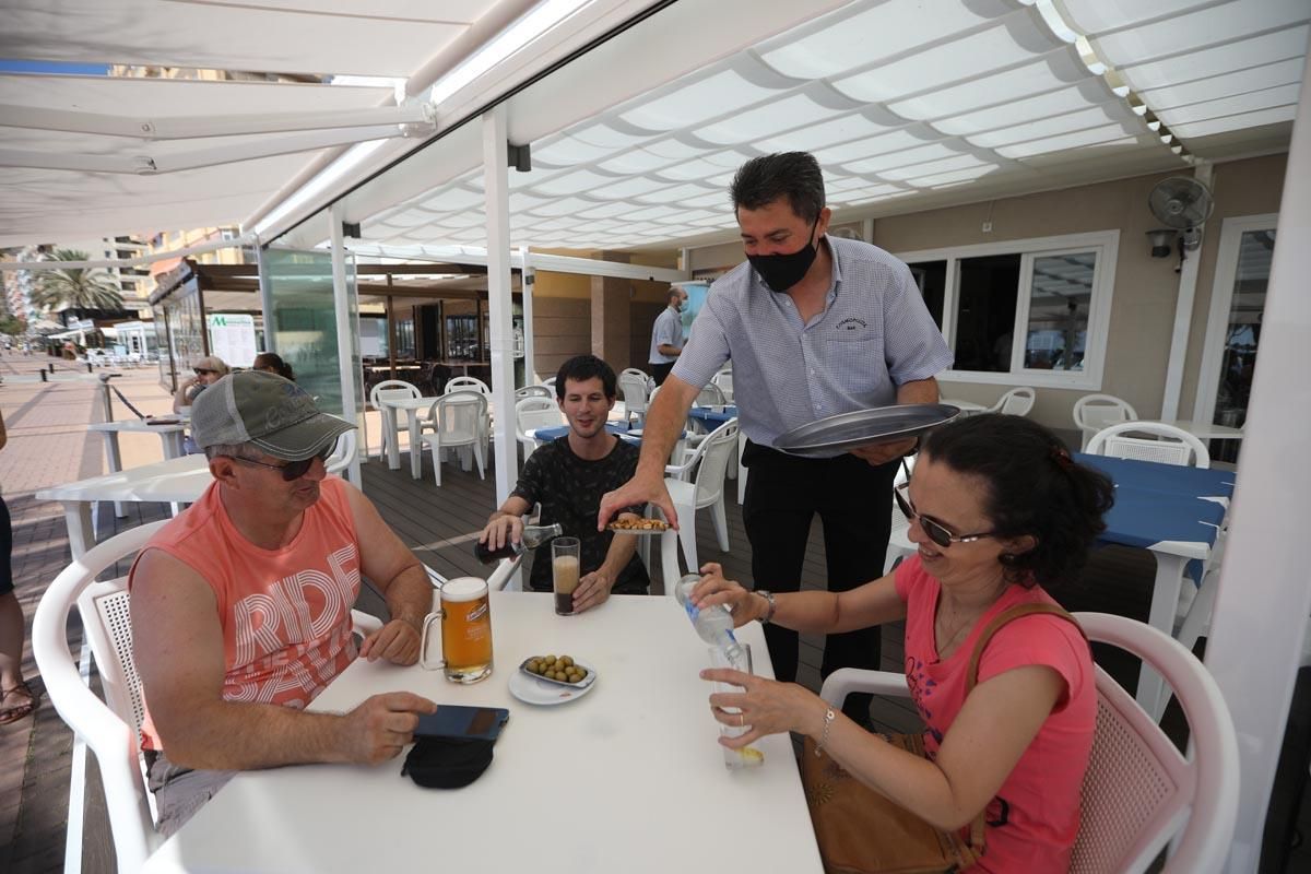 Los cordobeses regresan a las playas de Fuengirola ante la nueva normalidad