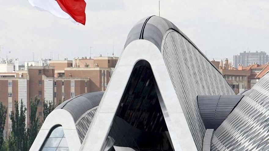 Decenas de visitantes entran en el recinto de la Expo de Zaragoza a través del pabellón puente de Zaha Hadid. EFE/Javier Cebollada