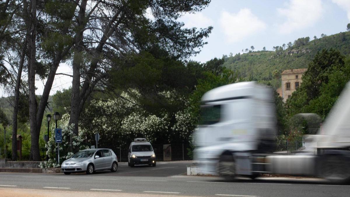Dos vehículos esperan incorporarse a la CV-50 en uno de los cruces peligrosos que suprimirá la rotonda.