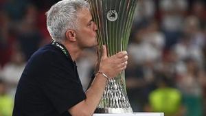 José Mourinho besa el trofeo de la Conference League