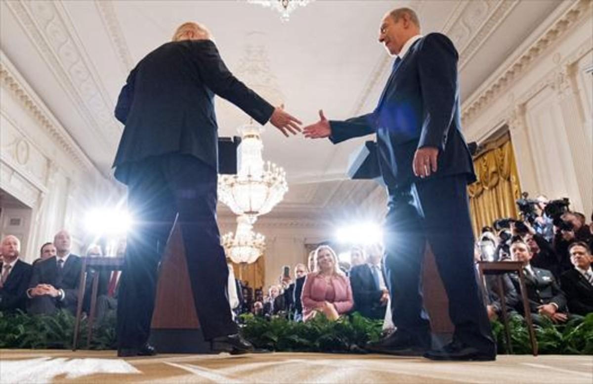 Trump y Netanyahu se saludan, ayer, en la Casa Blanca.