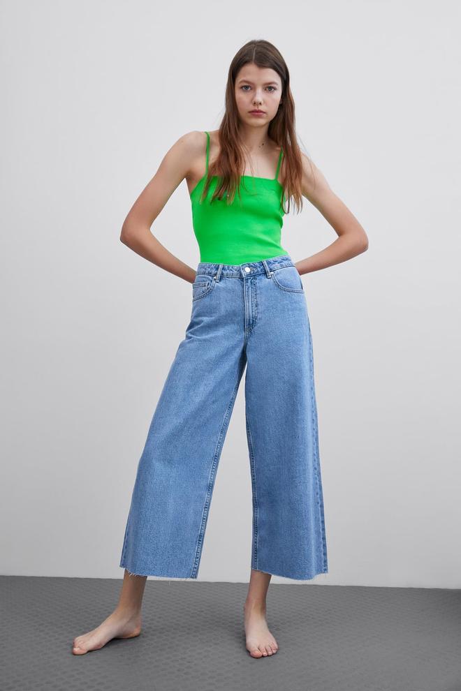 Jeans culotte de Zara en color vaquero con modelo descalza