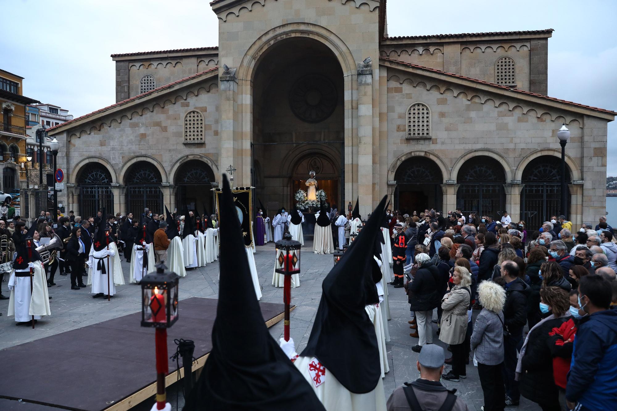 En imágenes: procesión del Miércoles Santo en Gijón