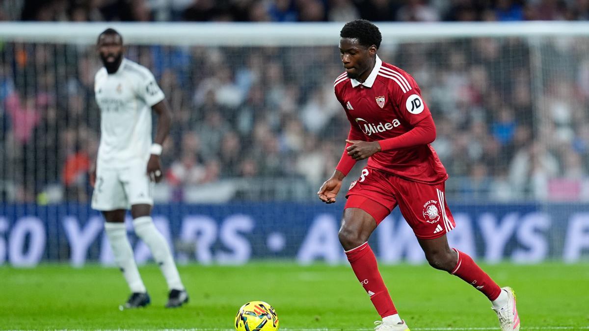 Lucien Agoumé juega el balón durante el partido de LaLiga EA Sports disputado entre el Real Madrid y el Sevilla FC en el Santiago Bernabéu