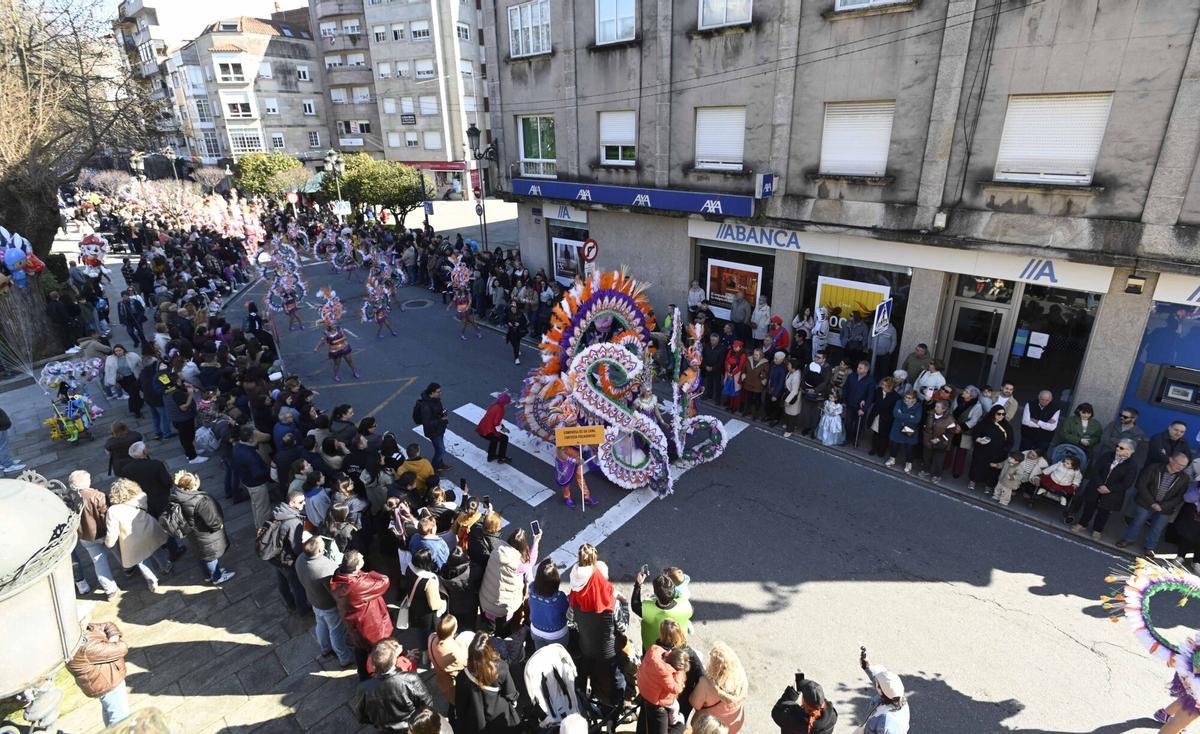 Las comparsas desfilaron ayer por las principales calles del centro urbano